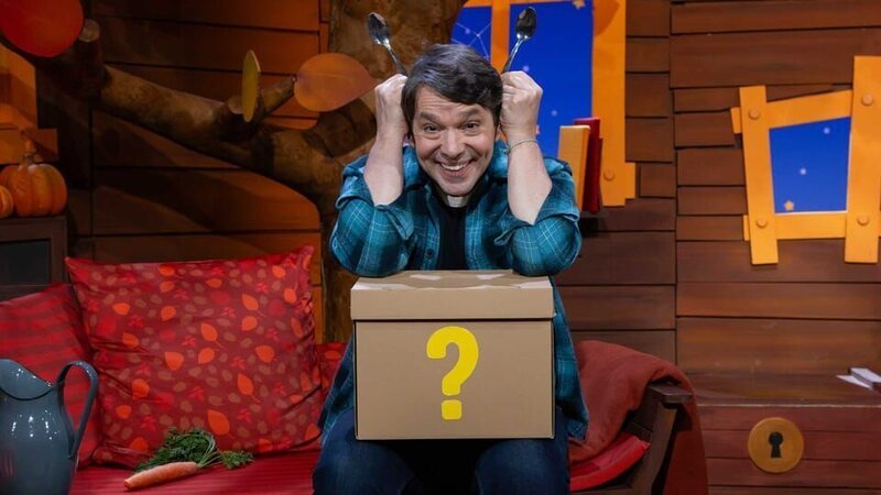 Juri hat einen Ratekarton mit Löffeln und einer Karotte dabei. Um welches Tier es sich wohl handelt? – Bild: KiKA