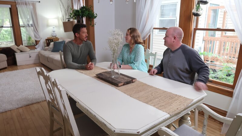David Bormstad and winners talking about their wish list around the dinning table, we can see also the living area from here,old house – Bild: Scripps Networks, LLC.