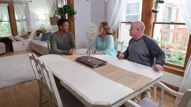 David Bormstad and winners talking about their wish list around the dinning table, we can see also the living area from here,old house – Bild: Scripps Networks, LLC.