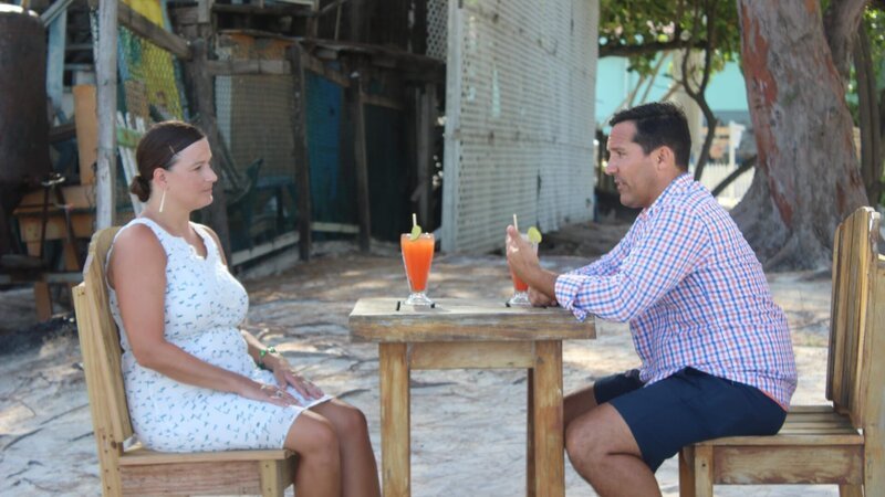 Contributors Laura Michaud (L) and JP Michaud (R) enjoy some drinks as they discuss which beach home to purchase in Ambergris Caye, Belize as seen on HGTV’s Beachfront Bargain Hunt. – Bild: Discovery, Inc. All Rights Reserved. /​ Jay Gao