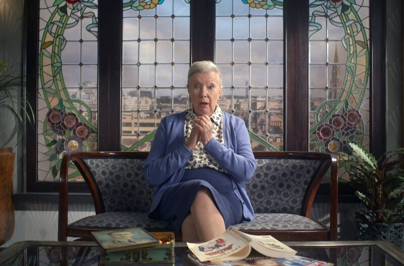 In trauter Kaffeekränzchenatmosphäre liefern sich diese rüstigen Rentnerinnen einen gemeinsamen Schlagabtausch. – Bild: Lm Productions/​Bakea Productions