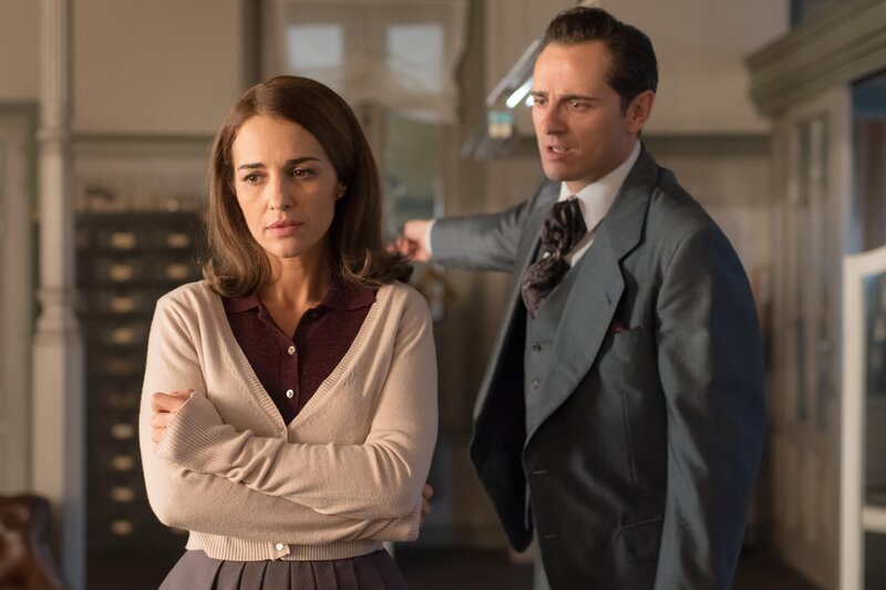 Ana Rivera (Paula Echevarría, l.); Raúl de la Riva (Asier Etxeandia, r.) – Bild: Manuel Fernández-Valdés/​BetaFilm