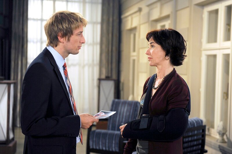 ARD ROTE ROSEN FOLGE 1541, am Mittwoch um 14:10 Uhr im ERSTEN. Merle (Anja Franke, r.) gibt Mick (Tobias Rosen, l.) den dringenden Rat, seine Nachforschungen in Sachen Benita zu unterlassen. – Bild: ARD/​Nicole Manthey