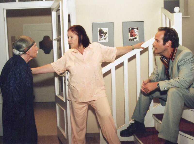 Charlotte (Ursula Karusseit) ist überhaupt nicht begeistert, dass sie ein fremdes Kind aufnehmen soll und die ganze Arbeit an ihr wieder hängen bleibt und hält ihren beiden Männern (Fred Delmare, links; Johannes Steck) erst einmal eine Standpauke! – Bild: MDR/​Krajewski