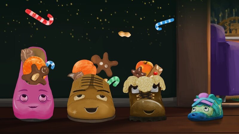 Am Nikolausabend treffen sich die unterschiedlichsten Schuhe im Flur. Turnschuh Wetz (rechts) ist das erste Mal dabei. – Bild: rbb/​MDR/​NDR/​lumalenscape