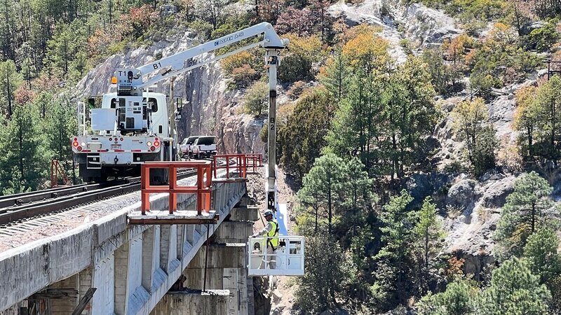 Die eingleisige Strecke des El Chepe muss ständig geprüft und instandgesetzt werden. – Bild: ZDF und Renegade Pictures./​Renegade Pictures