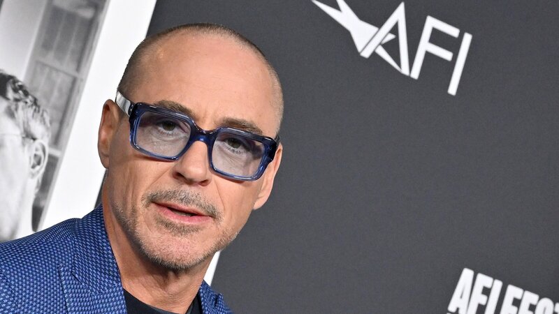 Neuer Look: Im November 2022 präsentiert sich Robert Downey Jr. bei einem Filmfest in Kalifornien kahl. Er habe seine Kinder gefragt, ob sie ihm nicht den Kopf rasieren wollen. – Bild: Axelle/​Bauer-Griffin/​FilmMagic