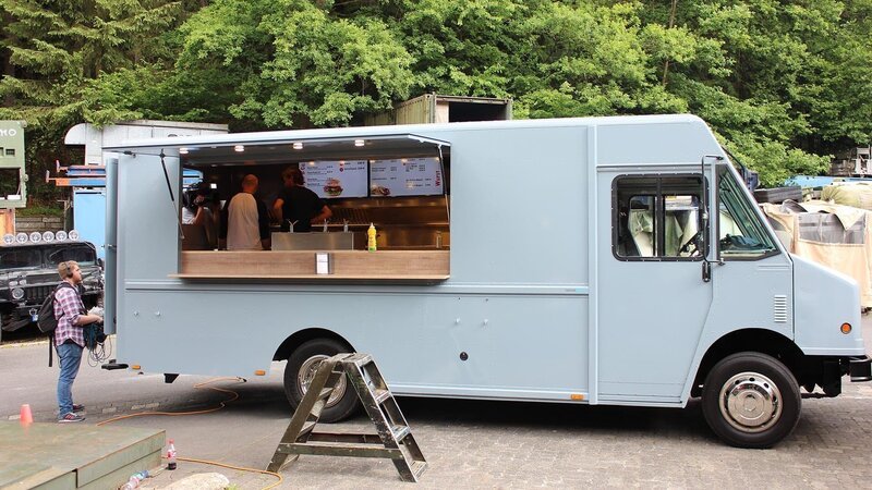 Ein alter Lastwagen wird zum Imbisswagen – Bild: Warner Bros. Discovery