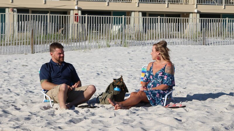 Contributors Denia Meyer (R) and Gene Meyer (L) sit on the beach and discuss all the beach homes they toured as they decide which one to purchase (HGTV’s Beachfront Bargain Hunt). – Bild: Discovery, Inc.