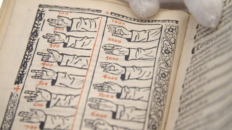 eine Kopie des Buches „Sumario Breve de la Arithmetica“ aus dem Jahr 1515, gefunden in einem Postpaket am John F. Kennedy International Airport in New York. – Bild: National Geographic