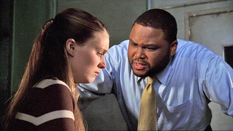 Die 16-Jährige Jessica DeLay (Tricia Mara) überlebt nur knapp einen brutalen Überfall, bei dem sie vergewaltigt und verstümmelt wurde. Detective Lucius Blaine (Anthony Anderson) beschuldigt sie jedoch, zuvor selbst einen Überfall begangen zu haben. – Bild: RTL /​ Universal