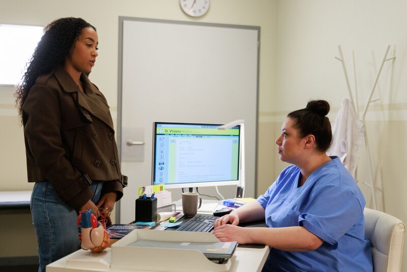 Vanessa (Julia Augustin, r.) fliegt mit ihrem Vorhaben vor Imani (Féréba Koné) auf. – Bild: RTL /​ Sebastian Meyer /​ Dein Herz bleibt hier!