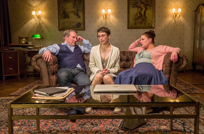 L-R: Otto (Robert Palfrader), Jana (Tanja Raunig), Conny (Selina Graf). – Bild: WDR/​ORF/​Hubert Mican