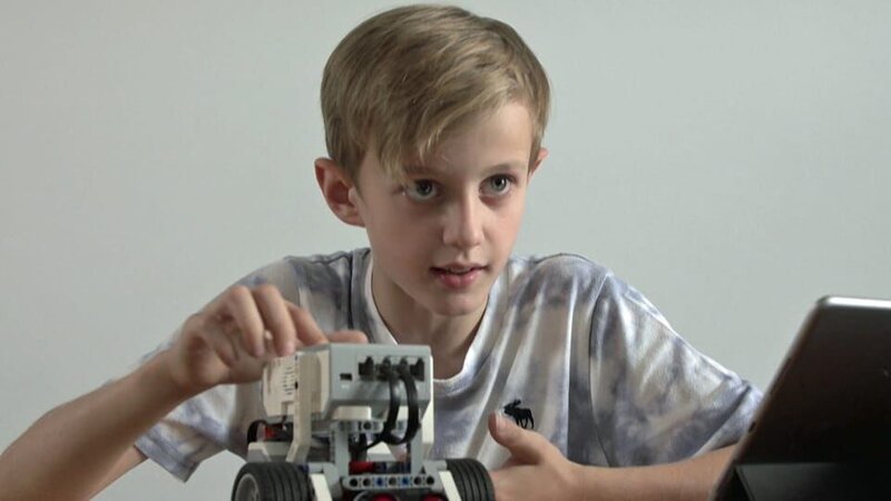 Mit elf Jahren war Friedrich begeisterter Programmierer und Gamer. – Bild: KiKA/​House of Media/​Dirk Heuer