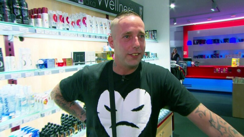 Um sich Inspiration zu suchen und seinen Erfahrungsschatz aufzubessern, besucht Chris das erste Mal in seinem Leben einen Sexshop. – Bild: RTLZWEI, Madame Zheng
