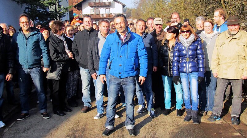 Mauro Corradino (Mitte) mit Interessenten für den Hausflohmarkt. – Bild: RTL II