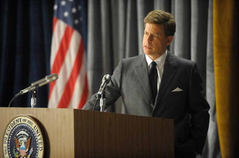 Jack Kennedy (Greg Kinnear) – Bild: WDR/​Palatin Media Film- & Fernseh GmbH
