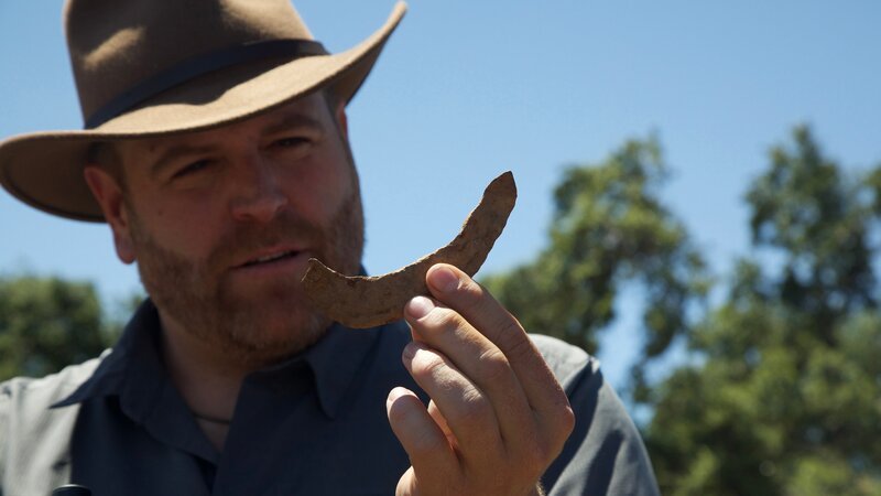 Josh reagiert aufgeregt auf die Hälfte eines Hufeisens, das er beim Metalldetektieren entdeckt hat – Bild: Discovery, Inc.