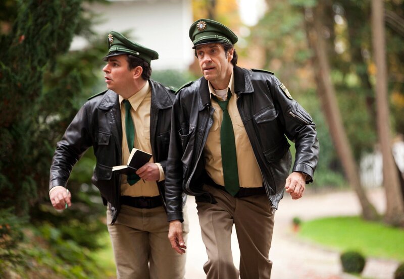 ARD HEITER BIS TÖDLICH – HUBERT UND STALLER FOLGE 31, „Ohm Du bist tot“ (Wh.), am Mittwoch um 18:50 Uhr im ERSTEN. Staller (Helmfried Lüttichau, r.) und Riedl (Paul Sedlmeier, l.) werden wegen Lärmbelästigung zum Seminarzentrum „Boll Coaching“ gerufen. Als die Beiden für Ruhe sorgen wollen, wird das selige „Ommmmmm!“ von einem gellenden Schrei unterbrochen. – Bild: ARD/​TMG/​Chris Hirschhäuser