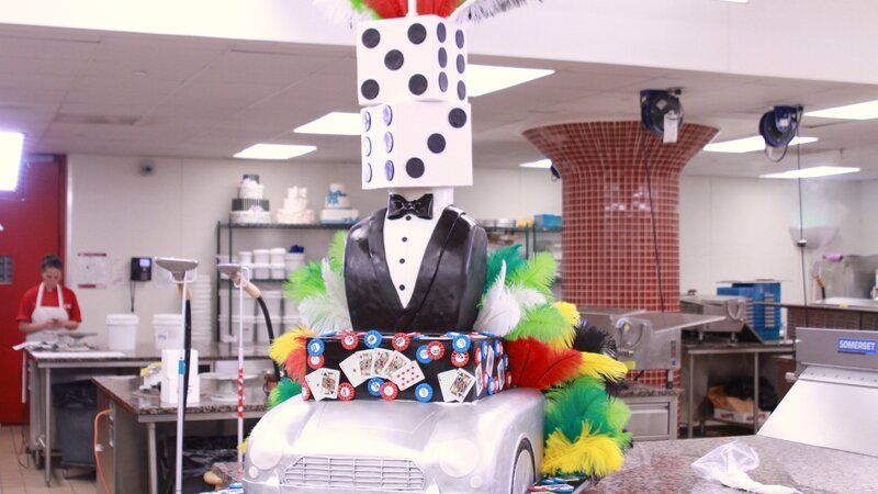 An agent car cake with the boss in a Monte Carlo outfit and martini glass, plus playing cards, tokens and dice. – Bild: Discovery Communications
