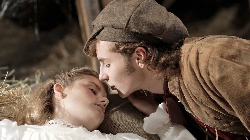 Dornröschen (Anna Hausburg) wird von Prinz Frederik (Moritz Schulze) wachgeküsst. – Bild: ZDF/​Christian Schneider