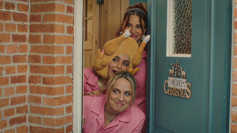 Daffy (Lize Feryn, r.), Mina (Julie Van den Steen, M.) und Babs (Ruth Beeckmans) belauschen das Versöhnungsgespräch ihrer Eltern. – Bild: ZDF und Patrick Tilkens