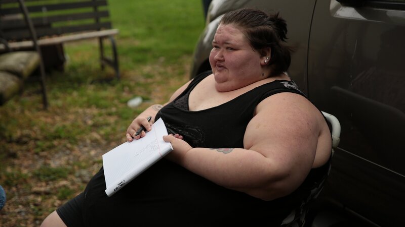 Amy, holding her notepad & pen, looks forward towards her mother. – Bild: Scott Ippolito /​ Discovery Communications, LLC /​ TLC