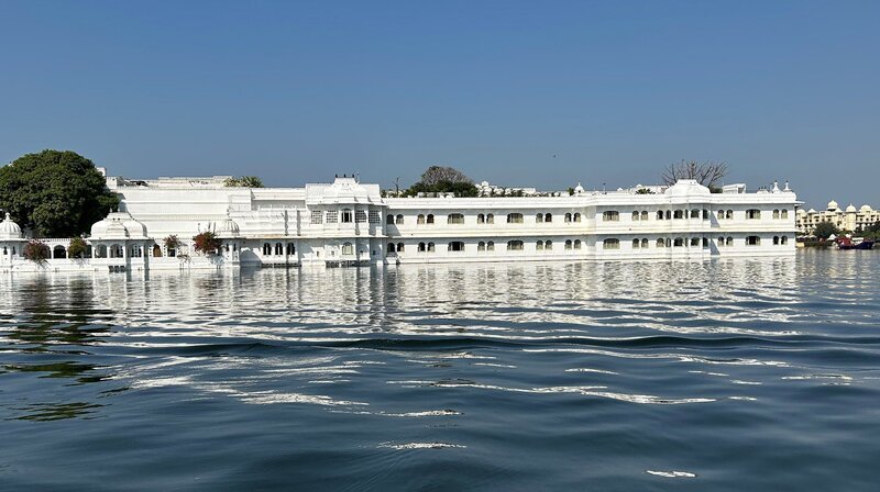 Taj Lake Palace, bekannt aus dem James Bond Film „Octopussy“. Eines der am meisten fotografierten Luxushotels Indiens. – Bild: SWR/​Alexander Schweitzer