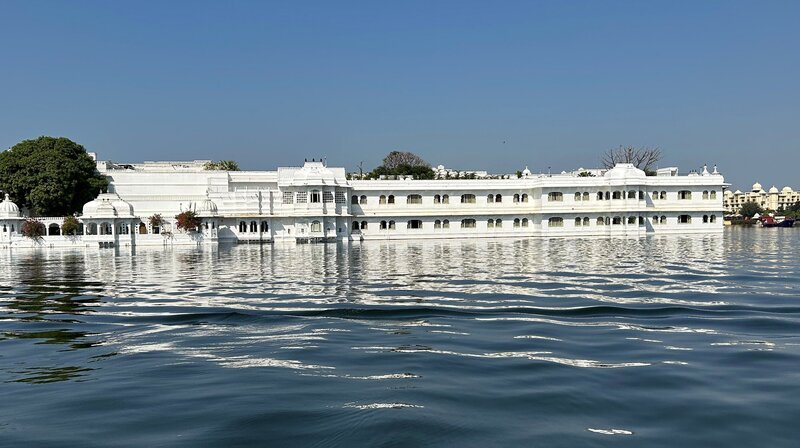 Taj Lake Palace, bekannt aus dem James Bond Film „Octopussy“. Eines der am meisten fotografierten Luxushotels Indiens. – Bild: SWR/​Alexander Schweitzer