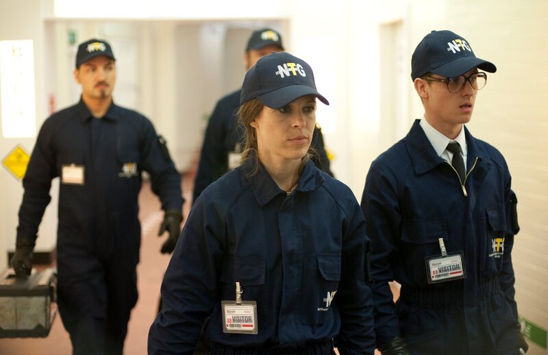 Die Verbrecher haben es mit Kits Hilfe geschafft, sich Zugang zum Labor zu verschaffen. V.l.n.r.: Bülent Sharif (Hintergrund), Anneke Kim Sarnau, Matthias Brandt (Hintergrund), Tom Schilling. – Bild: ZDF und Graeme Hunter.