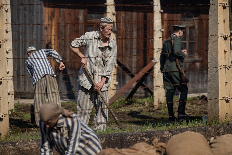 Konzentrationslager Auschwitz Birkenau. KZ-Häftling Witold Wiśniewski (Max Schimmelpfennig, M.) arbeitet bei einem Bautrupp. – Bild: ORF/​NDR/​Zeitsprung Pictures/​Márton Kállai
