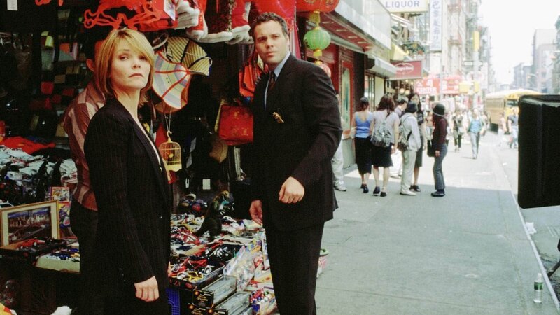 Detective Goren (Vincent D’Onofrio) und Detective Eames (Kathryn Erbe) ermitteln in einem Mordfall in Chinatown. – Bild: MG RTL D /​ USA Network