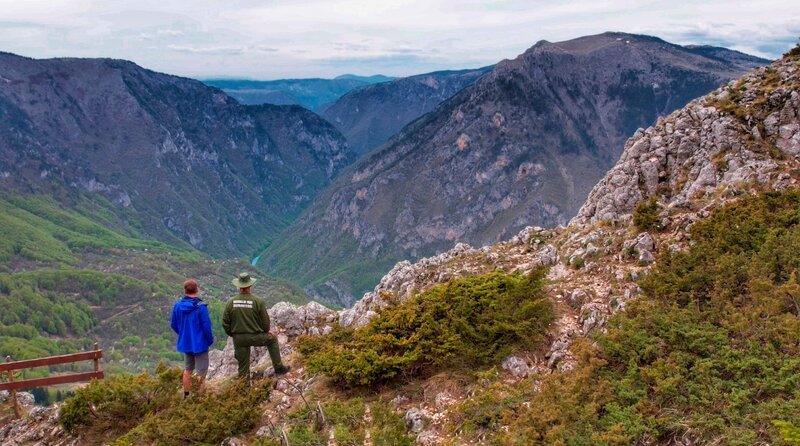 Blick von oben auf die Taraschlucht – Bild: NDR/Jens Husmann Blick von oben auf die Taraschlucht – Bild: NDR/Jens Husmann