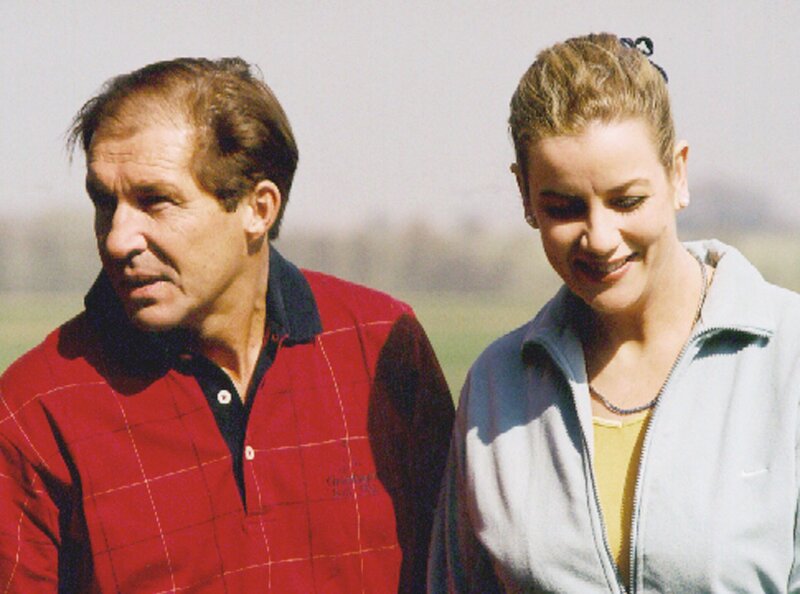 Der Stellvertreter Dr. Christian Meyerhoff (Michael Lesch) hat als Interimschefarzt nicht nur einen guten Start in der Sachsenklinik, sondern auch bei der Verwaltungschefin Sarah Marquardt (Alexa Maria Surholt) … – Bild: MDR/​Krajewski