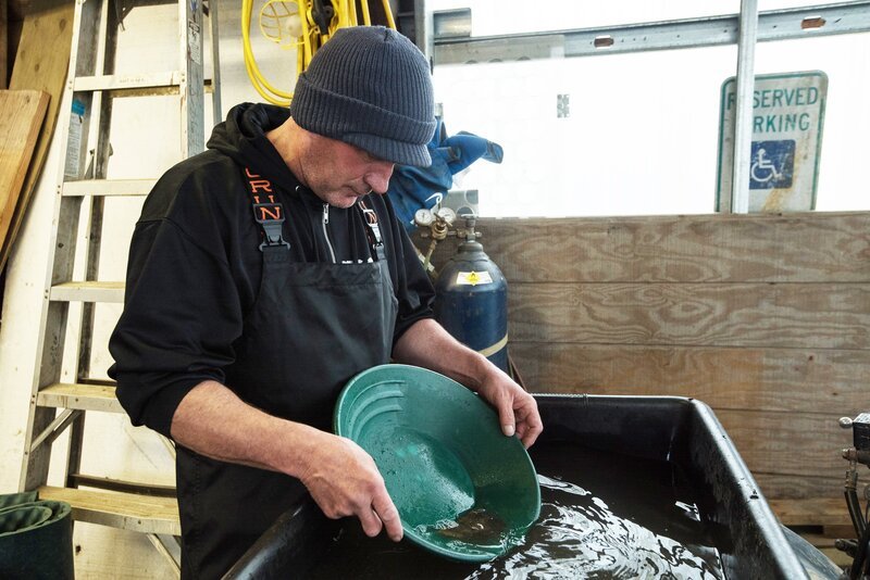 Bob Hafner panning in clean out shack. – Bild: Discovery Channel /​ Discovery Communications LLC