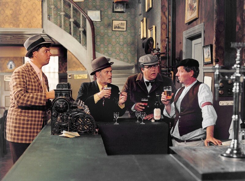 Egon Olsen (Ove Sprogøe, 2. v. li.) und seine Kumpanen Benny (Morten Grunwald, li.) und Kjeld (Poul Bundgaard, 2. v. re.) erfahren von ihrem Kneipenwirt, dass ihr genialer Plan einen Fehler hat. – Bild: MDR/​Degeto