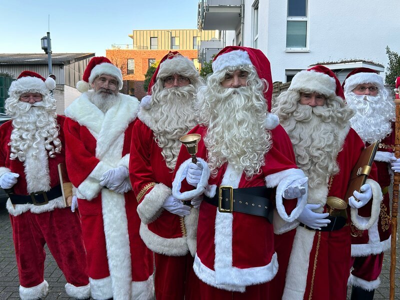 „PUR+“-Moderator Eric Mayer als Weihnachtsmann unter vielen Weihnachtsmännern – Bild: ZDF/​Ilka Simon Wensing