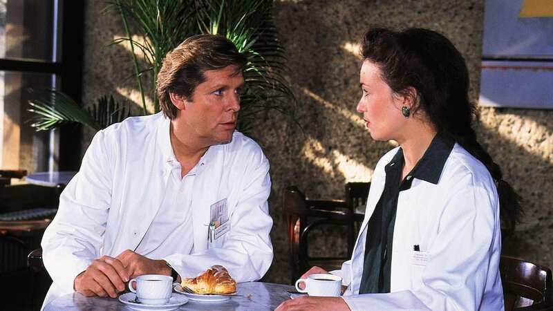 Dr. Irene Waldner (Dorothee Reize) erzählt Dr. Stefan Frank (Sigmar Solbach), wie sich ihr Mann in seiner Midlife Crisis verändert hat. – Bild: MG RTL D
