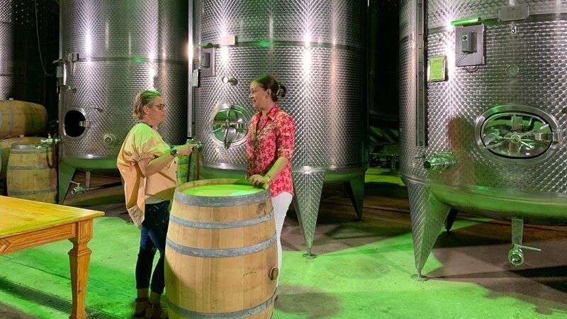 Contributor Blair Shapiro (L) and her best friend Michelle Peretz (R) are excited to try out some of the wines at Duck Walk Vineyard, following their tour, as seen on HGTV’s Beachfront Bargain Hunt. – Bild: Discovery, Inc. All Rights Reserved.