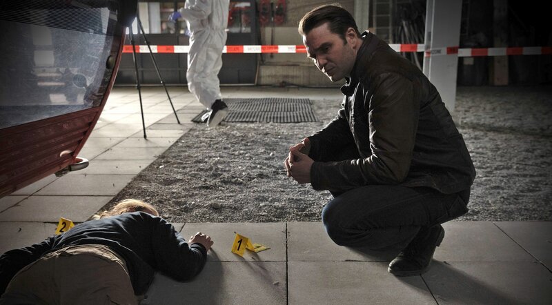 Hauptmann Furrer (Pierre Kiwitt, re.) am Tatort – Bild: CH Media