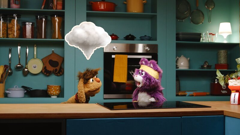 MiWau versucht mithilfe ihres „Muh-Puh-POW!“-Programms Moppis Wut zu dämpfen. – Bild: rbb/​Anderthalb