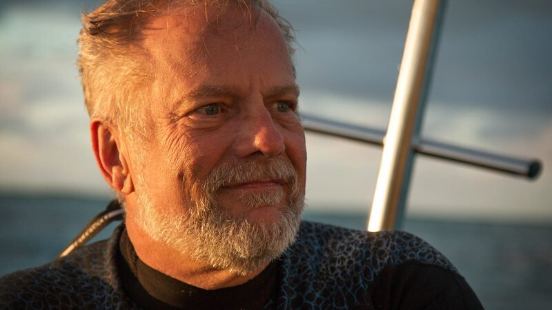 Close-up shot of Jim Sinclair preparing for the night dive. – Bild: Warner Bros. Discovery