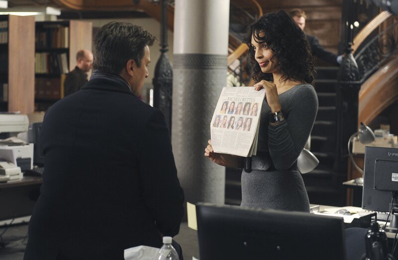 Die Journalistin Donna Vincennes (Siena Goines, r.) erzählt Richard (Nathan Fillion, l.), dass die bekannte Junggesellin Amanda Livingston Interesse für ihn hat. – Bild: ABC Studios