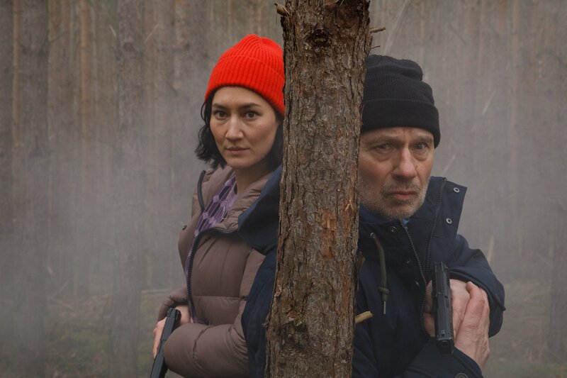 Im Brieselanger Wald wird die Leiche eines jungen Studenten gefunden, der an paranormalen Phänomenen forschte. Das Team rund um Pauline Hobrecht (Agnes Decker) und Bernhard Henschel (Michael Lott) folgt der Spur in den Wald. – Bild: ZDF und Laura Hegewald