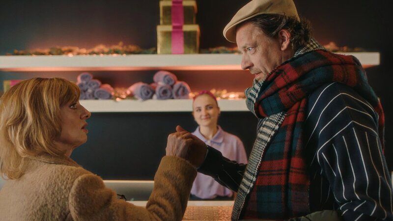 Als Annie (Marleen Merckx) ihren Wellness-Gutschein für Pärchen alleine einlösen will, ergreift der aufdringliche Robby (Ben Segers) die Chance und macht sich kurzerhand selbst zu Annies Date. – Bild: ZDF und Patrick Tilkens