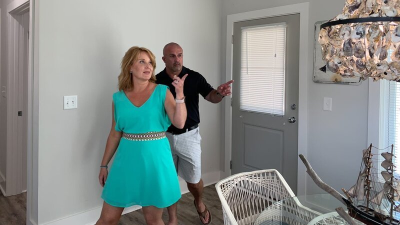 Contributors Pamela Wilder (L) and Randy Wilder (R) love the seashell décor in Wait N Sea as seen on HGTV’s Beachfront Bargain Hunt. – Bild: Discovery, Inc. All Rights Reserved.
