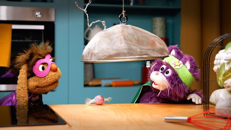 „Käptn Kuschelhund“-Moppi und „Karacho-Katz“-MiWau versuchen mithilfe einer Falle den Übeltäter zu fangen. – Bild: rbb/​Anderthalb