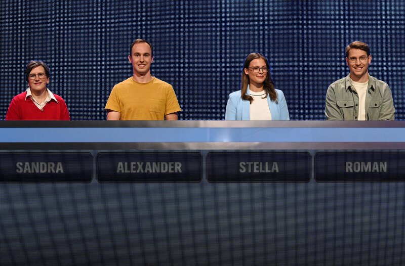 Die Kandidat:innen (v.l.n.r. am Panel): Sandra Pankow, Alexander Kintzel, Stella Fromme, Roman Gerth. – Bild: ARD/​Uwe Ernst