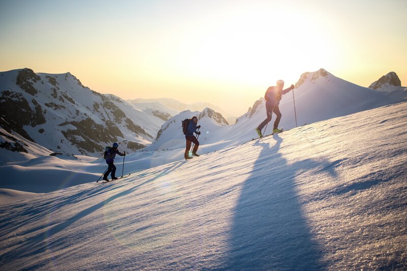 Die Athleten sind hier zwischen Marmora und Entraque unterwegs. – Bild: Red Bull Content Pool /​ Philipp Reiter /​ EUGEN FAHN /​ www.redbullcontentpool.com