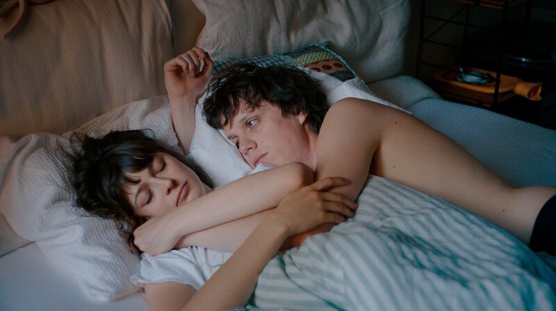 Und jetzt? Wieder miteinander? Freddy (Linda Blümchen) und Zeno (Simon Steinhorst) am Ende der 30 Tage. – Bild: SWR/​Trimafilm